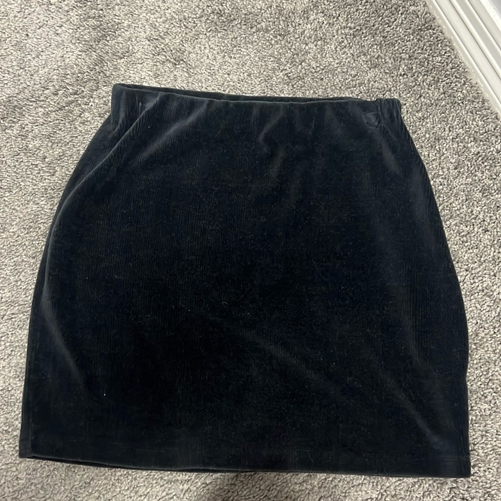 Ribbed black mini skirt